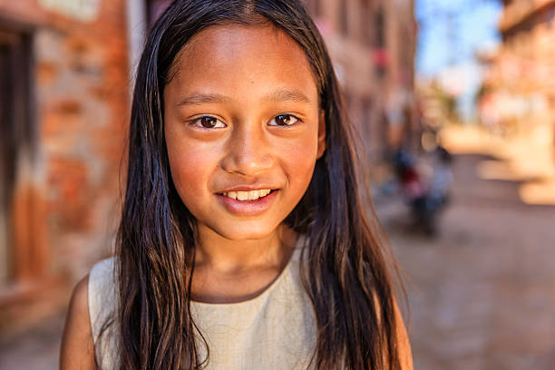 젊은 남자의 인물 사진 네팔어 소녀 바크타푸르, 네팔 - poverty india child little girls 뉴스 사진 이미지
