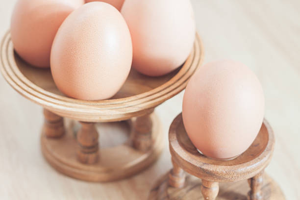 uova di pollo fresco chiuso - agriculture brown burlap cholesterol foto e immagini stock