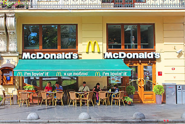 macdonalds ресторан в львове, украина - pat mcdonald стоковые фото и изображения