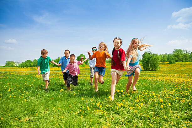 bambini da corsa - spring child field running foto e immagini stock