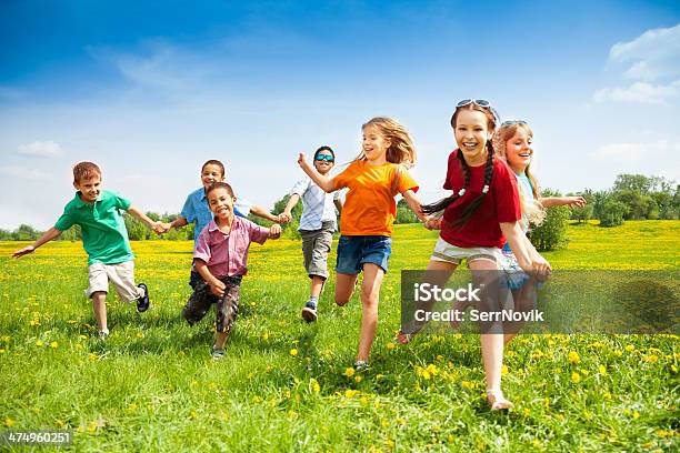 お子様の幸せなグループランニング - 子供のストックフォトや画像を多数ご用意 - 子供, 走る, 男の子