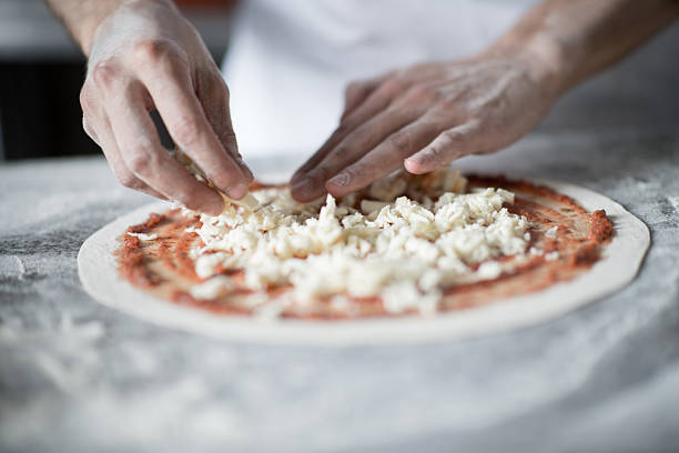 dokonywanie pizza w włoską restaurację - pizza one person service human hand zdjęcia i obrazy z banku zdjęć