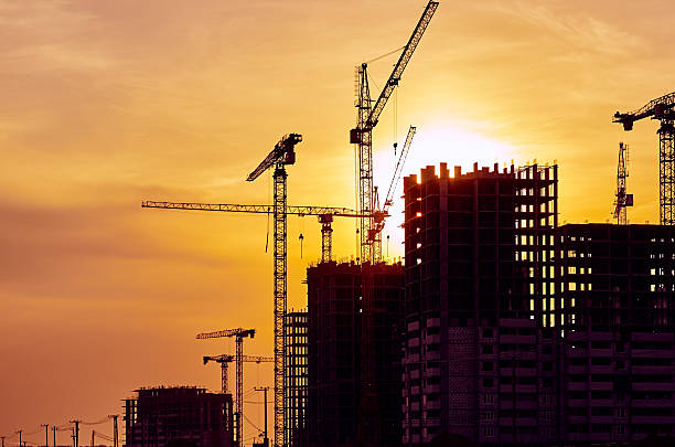 建設用クレーンの夕暮れクレーン - crane tower crane construction silhouette ストックフォトと画像