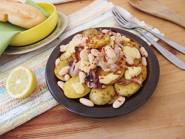 Batata frita com Feijão Branco. - fotografia de stock