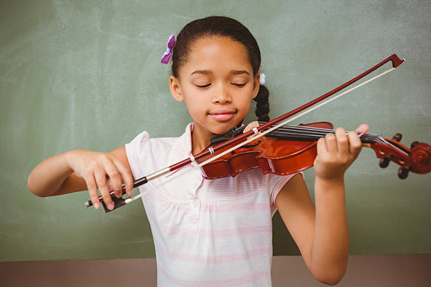 인물 귀여운 소녀만 바이올린 연주자 - music lesson 뉴스 사진 이미지