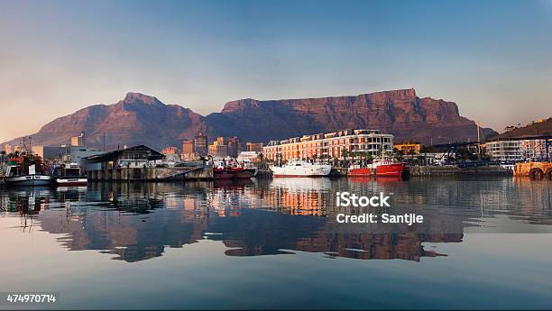 Waterfront Cape Town Reflejo En La Mañana Foto de stock y más banco de imágenes de Ciudad del Cabo - Ciudad del Cabo, Monte Table, Dársena