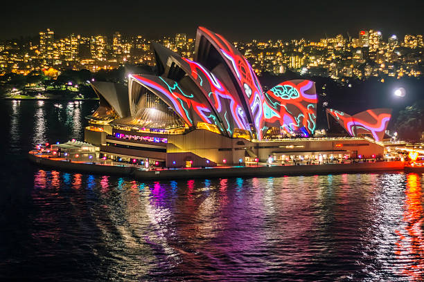 vivid sydney 2015 de la ópera de sydney - sydney opera house sydney harbor opera house bright fotografías e imágenes de stock