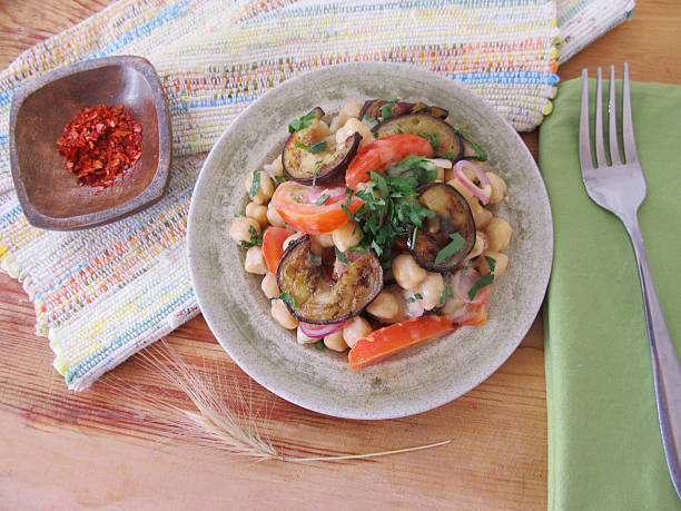 aubergines et de salade de pois chiches. - Photo