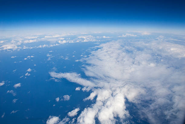 elevata altitudine visualizzazione di nuvole sopra il mare. - vapor trail cirrus sky cloudscape foto e immagini stock