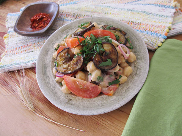 Grão Salada com beringelas e ervilhas. - fotografia de stock