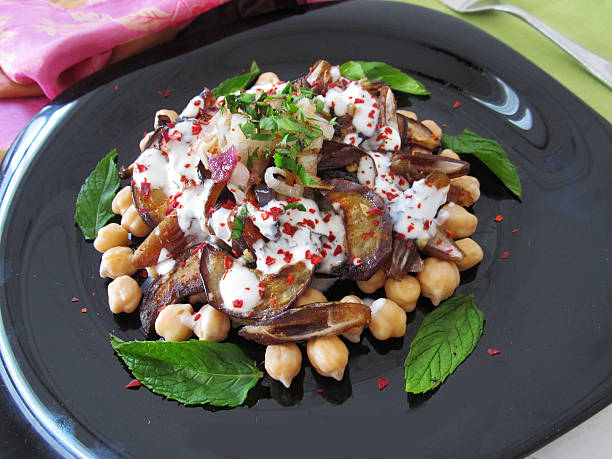 Salade avec des aubergines, des dates et de pois chiches. - Photo