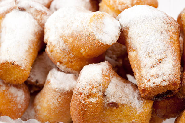 gros plan de gâteau avec du sucre en poudre - polish bread photos et images de collection