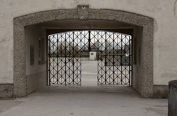 entrée du camp de concentration de dachau - death camp photos et images de collection