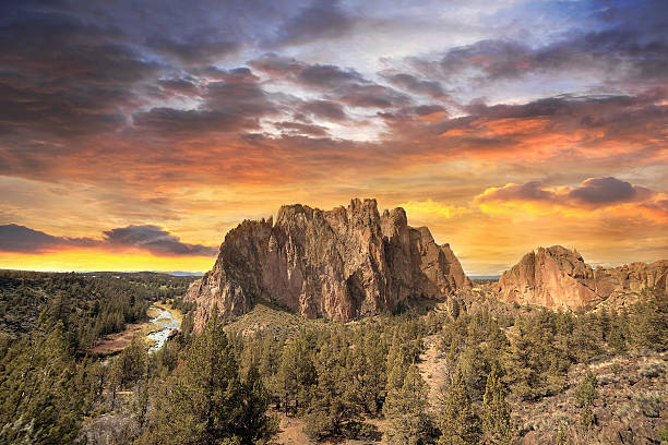 istock Colorful Sunset Over Smith Rock State Park 474996062