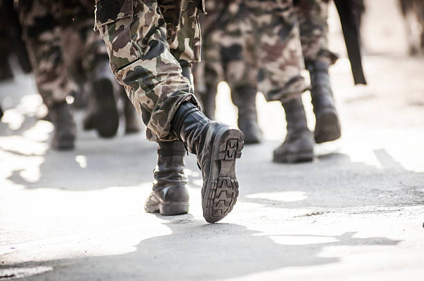 running soldaten um waffen - military unit stock-fotos und bilder