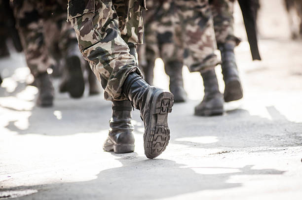 running soldats des armes - combat boots photos et images de collection