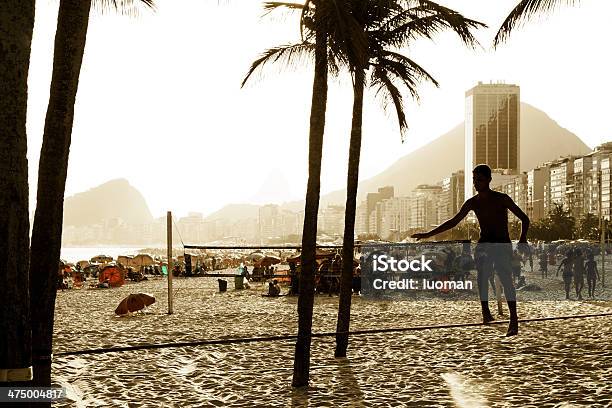 Junger Mann Balancing Auf Ein Hochseil In Leme Beach Stockfoto und mehr Bilder von Aktivitäten und Sport