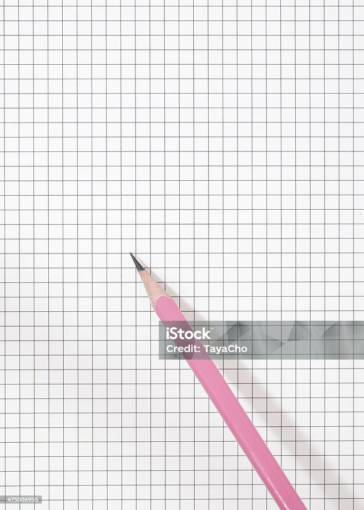Розовый карандаш на Линованная бумага - Стоковые фото Бумага роялти-фри
