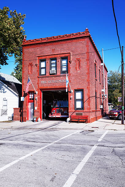 bombeiros em old firehouse, hegewisch, chicago - american flag architectural feature architecture chicago - fotografias e filmes do acervo