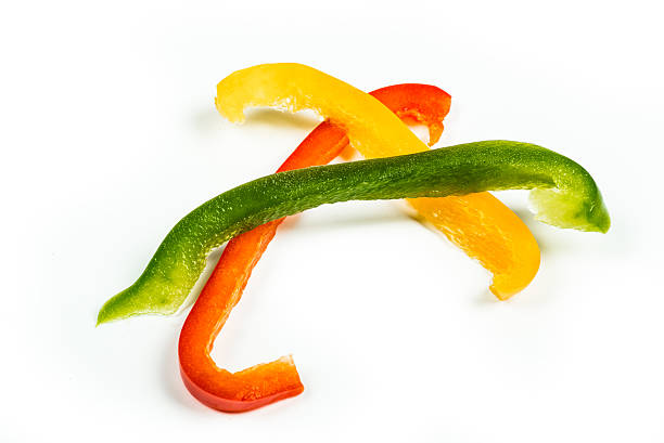 três fatias de vermelho, amarelo e verde pimentão - chopped green bell pepper pepper bell pepper - fotografias e filmes do acervo