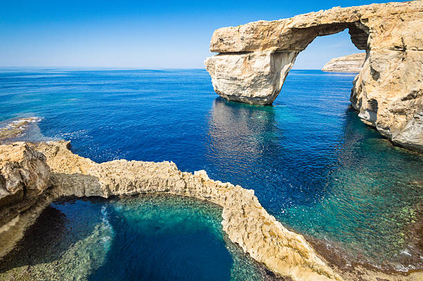 el mundialmente famoso azure ventana en gozo-islas de malta - gozo malta natural arch natural phenomenon fotografías e imágenes de stock