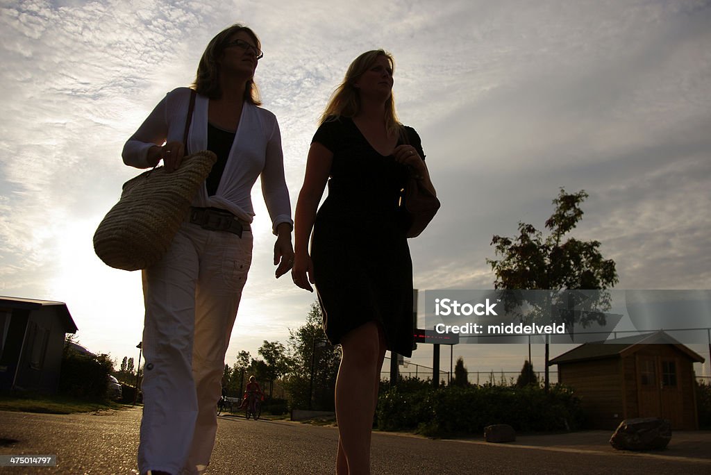 Zwei Frauen zu Fuß in den Sonnenuntergang - Lizenzfrei Abenddämmerung Stock-Foto