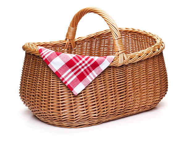 плетеная корзина для пикника с красной клетчатой салфетка. - wicker стоковые фото и изображения