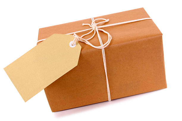 papel pardo folheto branco com texto e tag - string package brown paper imagens e fotografias de stock