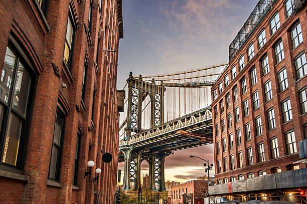 puente de manhattan al atardecer - brooklyn bridge fotografías e imágenes de stock