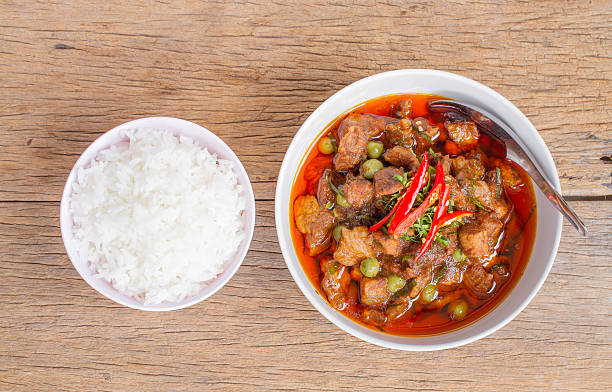 curry panang pasta con chiles y dulce especias - panang curry fotografías e imágenes de stock