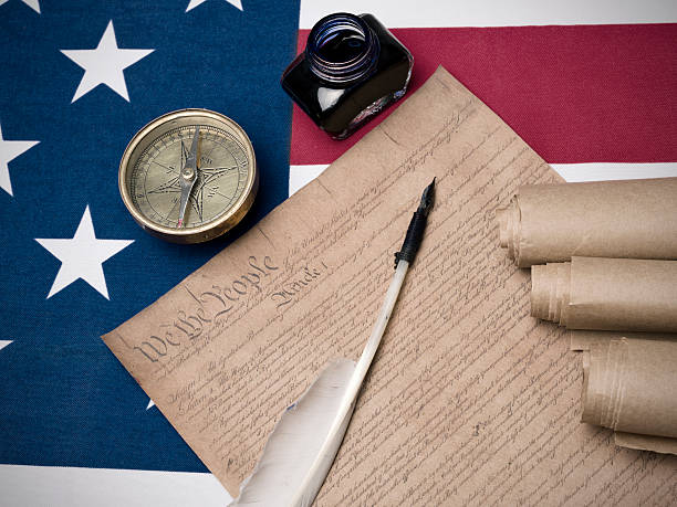 präambel zu uns verfassung dokument, kompass und tinte auf amerikanische flagge - constitution us constitution quill pen history stock-fotos und bilder