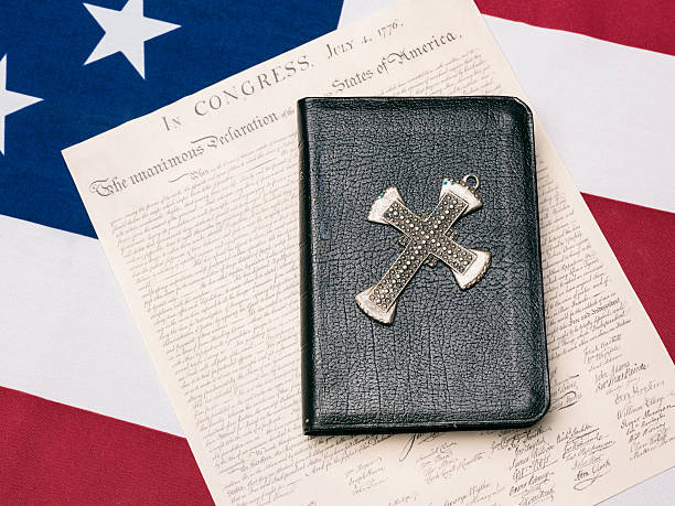 クロス、聖書や米国憲法文書に、アメリカの旗 - bible american flag flag old fashioned ストックフォトと画像