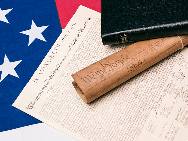 bíblias e constituição americana documentos na bandeira dos estados unidos da américa - bible american flag flag old fashioned imagens e fotografias de stock