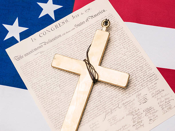 croce e la costituzione degli usa documento con bandiera americana - bible american flag flag old fashioned foto e immagini stock