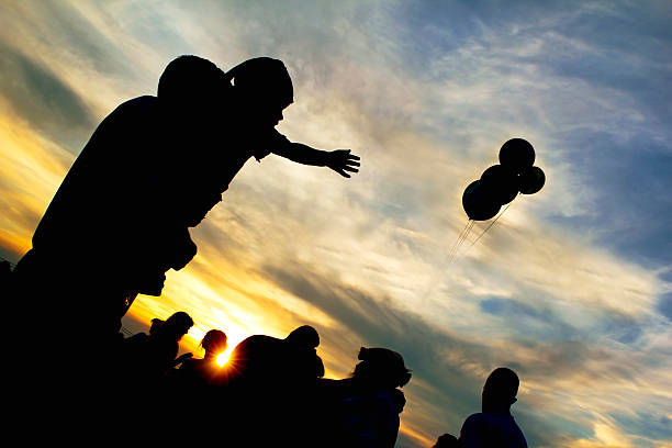 no feast. - men giving balloon women - fotografias e filmes do acervo