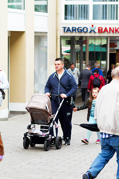 mann schieben kinderwagen accomanied von zwei kinder - ratingen stock-fotos und bilder