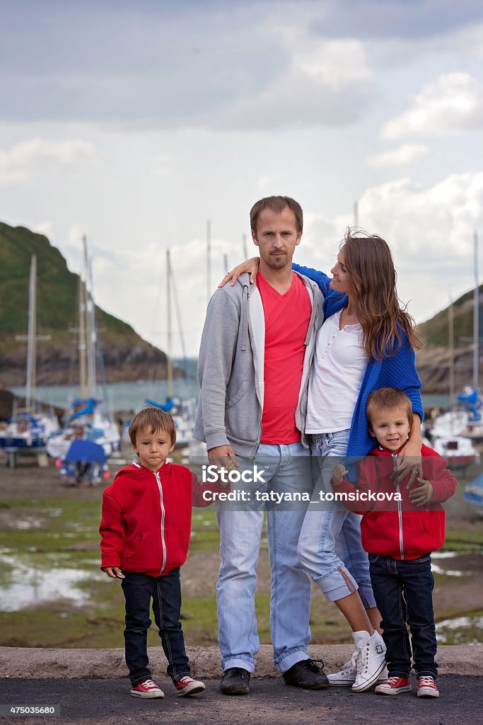 Junge Familie mit kleinen Kindern auf den Hafen - Lizenzfrei 2015 Stock-Foto