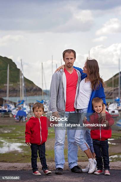 Junge Familie Mit Kleinen Kindern Auf Den Hafen Stockfoto und mehr Bilder von 2015 - 2015, Begehren, Beide Elternteile