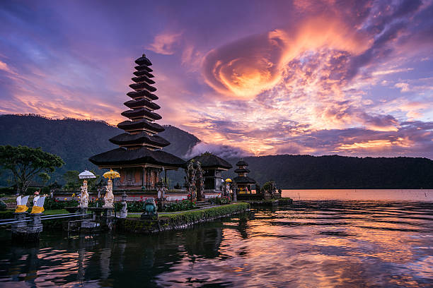 pura ulun danu bratan em bali, indonésia - lake bratan area - fotografias e filmes do acervo