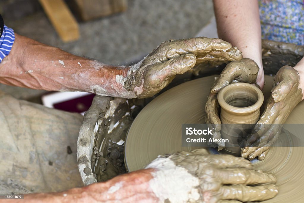 Hände Arbeiten auf Töpferscheibe, Nahaufnahme - Lizenzfrei Arbeiten Stock-Foto