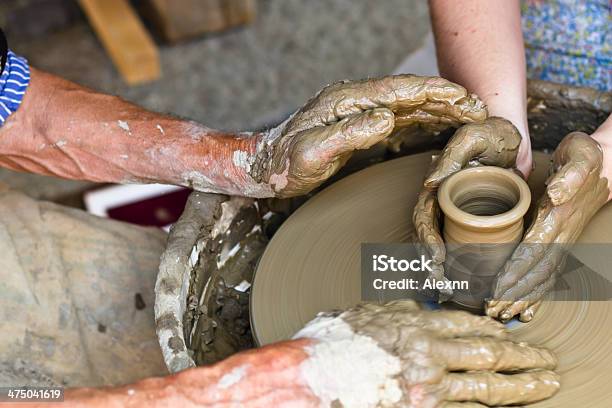 As Mãos Trabalhar Em Torno De Oleiro Close Up - Fotografias de stock e mais imagens de Adulto - Adulto, Arte, Arte e Artesanato - Arte visual