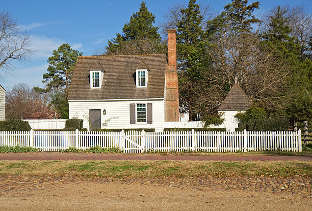 通りの建物のコロニアルウィリアムズバーグ、バージニア州 - colonial style house residential structure siding ストックフォトと画像