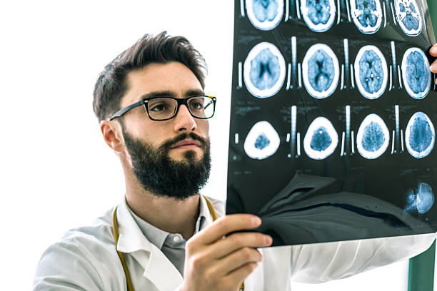 slip a vita bassa medico esaminando la radiografia del cervello - doctor brain x ray x ray image foto e immagini stock