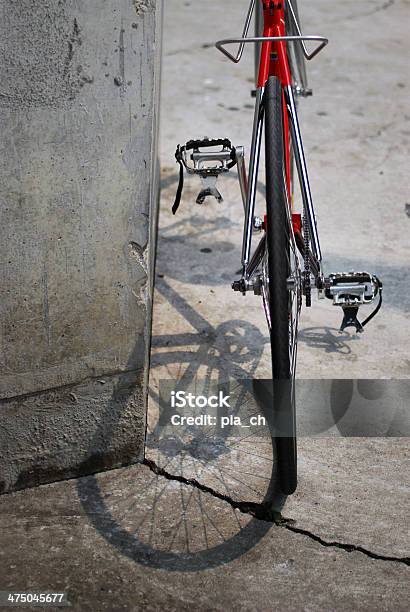 Foto de Red Bicicleta De Trás e mais fotos de stock de Aço - Aço, Bicicleta, Bicicleta de marcha fixa