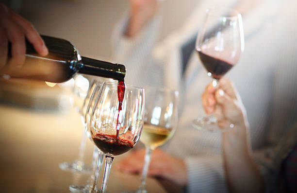 evento de degustación de vinos. - wine pouring wineglass white wine fotografías e imágenes de stock