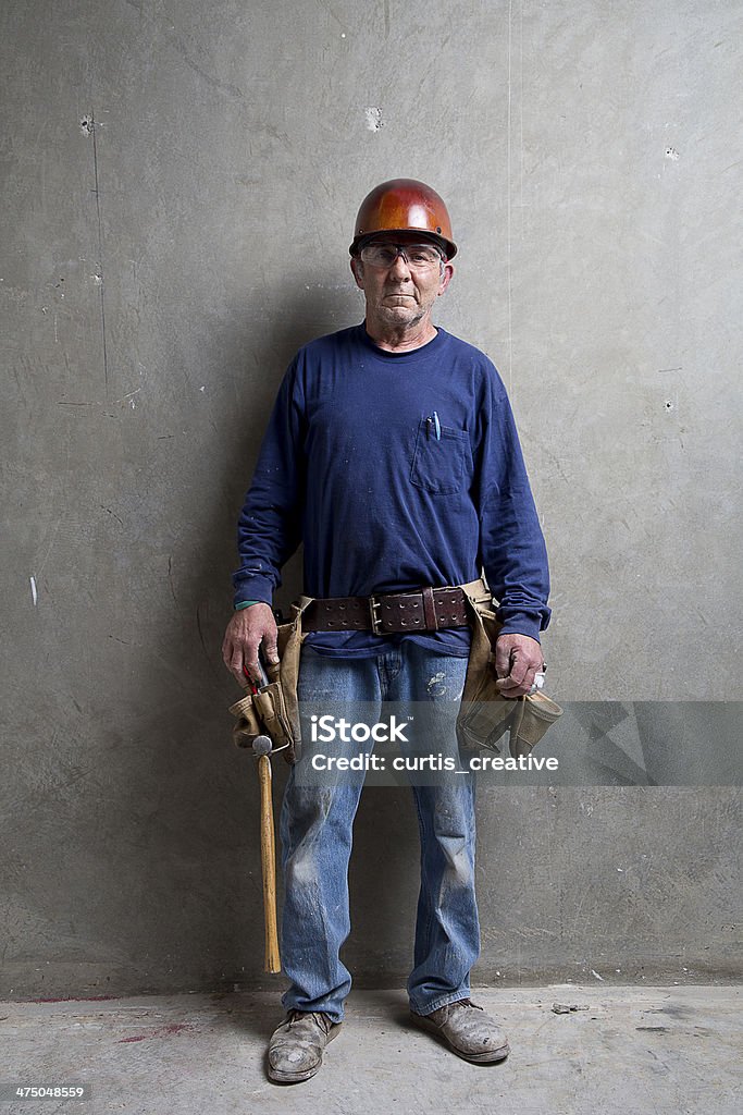 Veterano de trabajador de construcción con sus herramientas - Foto de stock de Bien parecido libre de derechos