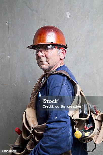 Bauarbeiter Mit Dem Tool Belt Over Shoulder Stockfoto und mehr Bilder von Arbeiten - Arbeiten, Arbeiter, Arme verschränkt