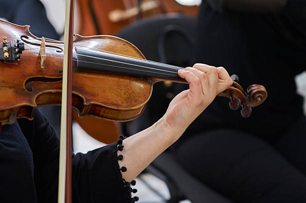 istock Women Violinist Playing Classical Violin 475053572