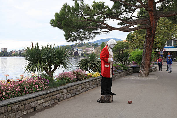 artista di strada in piedi simili a statua di mozart, svizzera. - lake amadeus foto e immagini stock