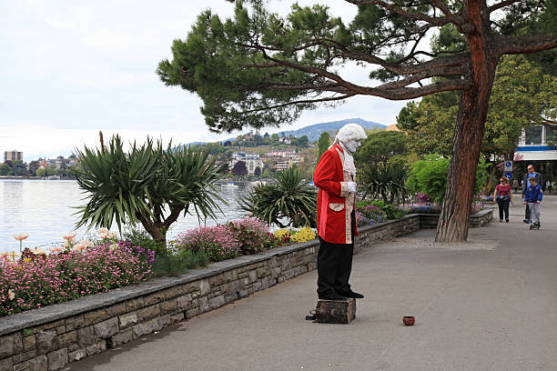 artista de rua em pé imitando estátua de mozart, swizerland. - lake amadeus - fotografias e filmes do acervo